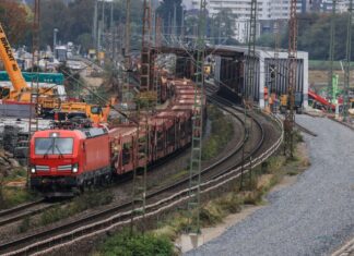 Am Niederrhein baut die Bahn an einer der wichtigsten Güterstrecken in Europa - das hat nun wieder Folgen für Pendler und die Industrie in der Region. (Archivbild)
