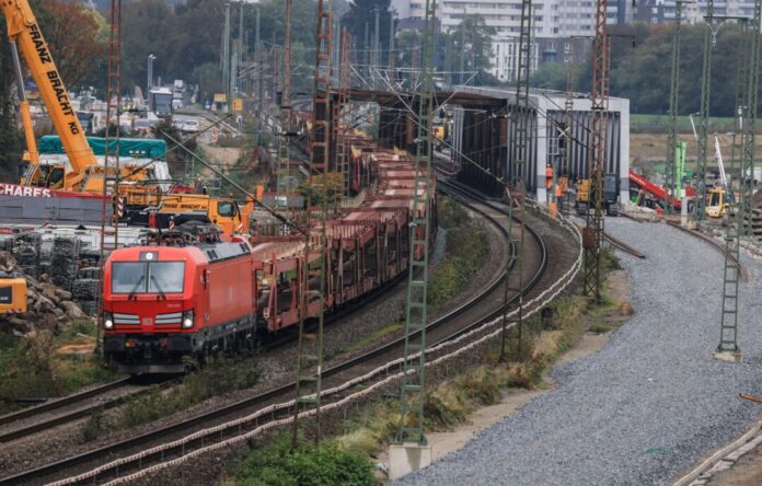 Am Niederrhein baut die Bahn an einer der wichtigsten Güterstrecken in Europa - das hat nun wieder Folgen für Pendler und die Industrie in der Region. (Archivbild)
