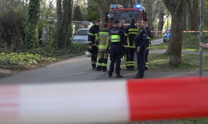 Durch eine Verpuffung ist ein 72 Jahre alter Mann in Euskirchen bei Arbeiten mit einem Trennschleifer an einem verschlossenen Metallfass tödlich verletzt worden.