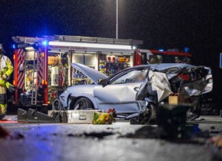 In einem Kleinwagen starben zwei Menschen, nachdem ein Wagen von hinten aufgefahren war.