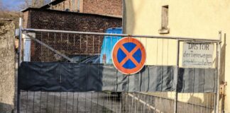 Bei der Kontrolle eines Eiswagens soll der Inhaber zwei städtische Lebensmittelkontrolleurinnen in diesem Hinterhof attackiert haben (Archivfoto)