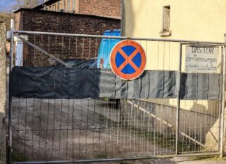 Bei der Kontrolle eines Eiswagens soll der Inhaber zwei städtische Lebensmittelkontrolleurinnen in diesem Hinterhof attackiert haben (Archivfoto)