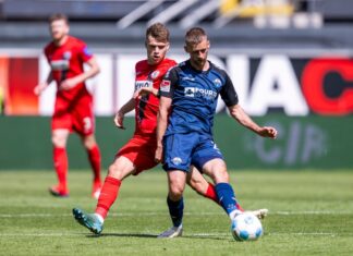 Intensive Partie im vollen Paderborner Stadion.