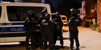 Die Polizei durchsucht mit Spezialkräften zwei Wohnungen in Köln und ein Haus in Pulheim.
