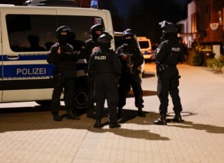 Die Polizei durchsucht mit Spezialkräften zwei Wohnungen in Köln und ein Haus in Pulheim.