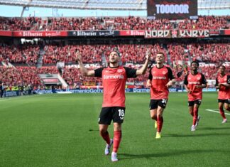  Leverkusens Emiliano Buendia traf kurz vor der Pause zum 2:0. 