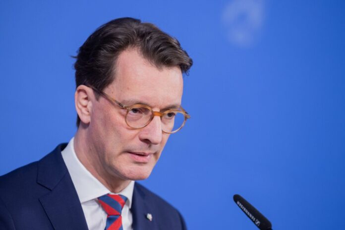 NRW-Ministerpräsident Hendrik Wüst ist bekennender Katholik. (Archivbild)