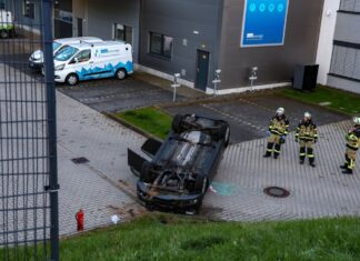 Die Autofahrerin wurde nach dem Unfall schwer verletzt in ein Krankenhaus gebracht. 