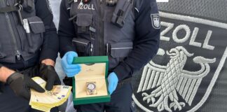 Zoll-Ermittler haben bei einer Razzia wegen Schwarzarbeit viel Bargeld und teure Luxusuhren sichergestellt.