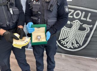 Zoll-Ermittler haben bei einer Razzia wegen Schwarzarbeit viel Bargeld und teure Luxusuhren sichergestellt.