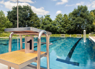 Die Öffnung des Außensportbeckens im Allwetterbad markiert den Startschuss in die Open-Air-Saison. Foto: Falco Peters/Stadtwerke Ratingen