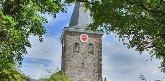 Die Alte Kirche prägt das Bild des zentralen Offersplatzes in Velbert. Foto: Mathias Kehren