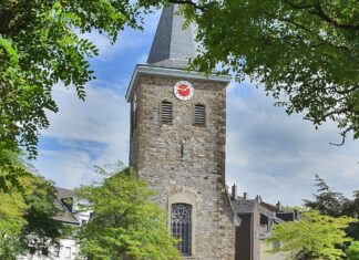 Die Alte Kirche prägt das Bild des zentralen Offersplatzes in Velbert. Foto: Mathias Kehren