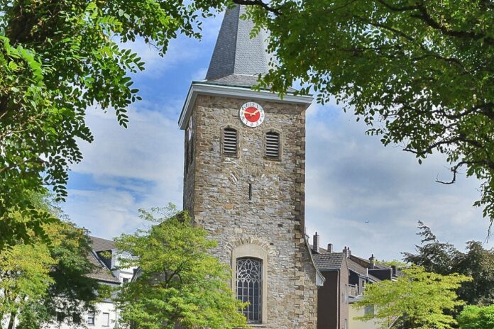 Die Alte Kirche prägt das Bild des zentralen Offersplatzes in Velbert. Foto: Mathias Kehren