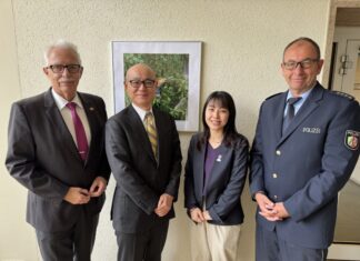 Landrat Thomas Hendele empfängt den japanischen Generalkonsul Yoshitaka Tsunoda und Vizekonsulin Mika Yamagata im Beisein von Thomas Schulte (Leitender Polizeidirektor). Foto: Kreis ME