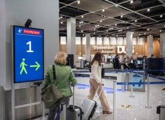 Neue automatische Spurzuweisung am Flughafen Düsseldorf: Das System verbessert den Passagierfluss und sorgt für eine gleichmäßige Auslastung der Kontrollspuren. Foto: Flughafen Düsseldorf / Giulio Coscia