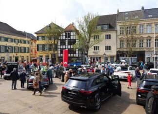 Blick auf den Marktplatz während der Automeile, Foto:Alexander Heinz