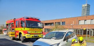 Ein Auto konnten die jungen Interessierten mit schwerem Gerät bearbeiten. Foto: FW Ratingen
