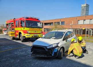 Ein Auto konnten die jungen Interessierten mit schwerem Gerät bearbeiten. Foto: FW Ratingen