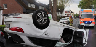 Das Unfallfahrzeug kam auf dem Dach liegend zum Stillstand. Foto: Polizei