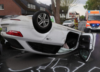 Das Unfallfahrzeug kam auf dem Dach liegend zum Stillstand. Foto: Polizei