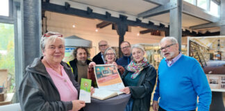 Freude bei der Spendenübergabe: Siglinde Ottenjann (Demenznetz), Hannes Johannsen (Musiker) Detlef Gerull (Geschichtsverein), Ingrid Niering (Demenznetz), Lutz Strenger (Musiker), Andrea Leser-te Poel (Demenznetz) und Reinhard Schulze Neuhoff (Geschichtsverein). Foto: privat