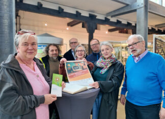 Freude bei der Spendenübergabe: Siglinde Ottenjann (Demenznetz), Hannes Johannsen (Musiker) Detlef Gerull (Geschichtsverein), Ingrid Niering (Demenznetz), Lutz Strenger (Musiker), Andrea Leser-te Poel (Demenznetz) und Reinhard Schulze Neuhoff (Geschichtsverein). Foto: privat