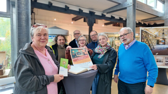 Freude bei der Spendenübergabe: Siglinde Ottenjann (Demenznetz), Hannes Johannsen (Musiker) Detlef Gerull (Geschichtsverein), Ingrid Niering (Demenznetz), Lutz Strenger (Musiker), Andrea Leser-te Poel (Demenznetz) und Reinhard Schulze Neuhoff (Geschichtsverein). Foto: privat