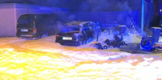 Die Feuerwehr setzte bei der Löschung der Brände entsprechenden Schaum ein. Foto: Polizei