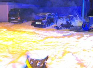 Die Feuerwehr setzte bei der Löschung der Brände entsprechenden Schaum ein. Foto: Polizei