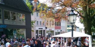Der Flohmakt in der Innenstadt lockt bei gutem Wetter zahlreiche Menschen an. Foto: City-Kauf Ratingen Werbering Innenstadt