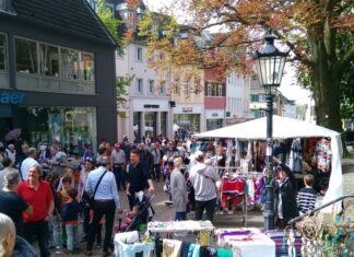 Der Flohmakt in der Innenstadt lockt bei gutem Wetter zahlreiche Menschen an. Foto: City-Kauf Ratingen Werbering Innenstadt