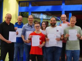 Lars Glindemann, Vorstand SSVg Velbert, Christian Köppen Beirat SSB, Johannes Förster Werkstattleiter WFB, Sven Tiebel SSVg Velbert Unified Team, Daniela Tober WFB, Fabrizio Niutta SSVg Velbert Unified Team, Stefan Lindemann, Schulleiter Schule Am Thekbusch, und Falk Leon Tiedtke, SSVg Velbert Unified Team. Foto: SSVg Velbert