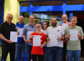 Lars Glindemann, Vorstand SSVg Velbert, Christian Köppen Beirat SSB, Johannes Förster Werkstattleiter WFB, Sven Tiebel SSVg Velbert Unified Team, Daniela Tober WFB, Fabrizio Niutta SSVg Velbert Unified Team, Stefan Lindemann, Schulleiter Schule Am Thekbusch, und Falk Leon Tiedtke, SSVg Velbert Unified Team. Foto: SSVg Velbert