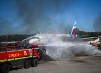 Kollision auf dem Vorfeld – bei der Übung „Victor 2025“ trainierten Einsatzkräfte ein anspruchsvolles Unfallszenario am Flughafen Düsseldorf. Foto: Flughafen Düsseldorf / Frederic Scheidemann