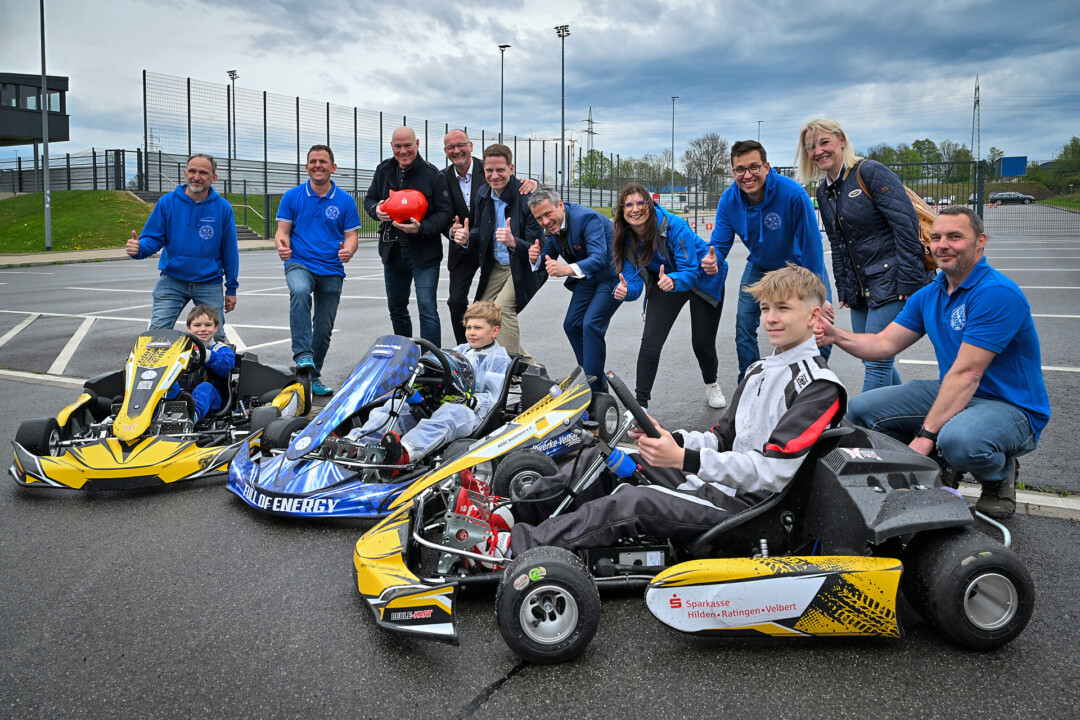 MSC-Mitglieder mit Gästen aus der Politik und Sponsoren bei der offiziellen Kart-Vorführung. In den Karts (v.l.) warten Sebastian Küpper, Jonas Seeger und Noah Schaus auf ihren Einsatz. Foto: Mathias Kehren