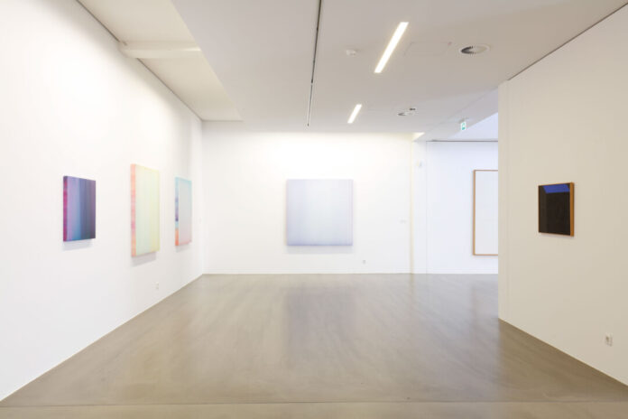 Arbeiten von Sybille Pattscheck in der Ausstellung „Farbe und Licht. Fokus auf die Sammlung“. © Sybille Pattscheck 2025, Foto: Johannes Bendzulla