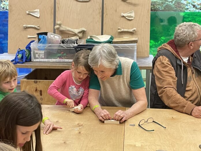 Generationenübergreifend ist das Programm im Museum. Foto: Neanderthal-Museum