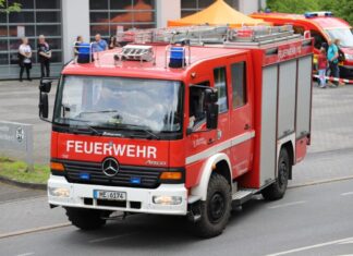 Beim Feuerwehrfest in Neviges gibt es unter anderem Rundfahrten im Blaulichtwagen. Foto: Volkmann/Archiv