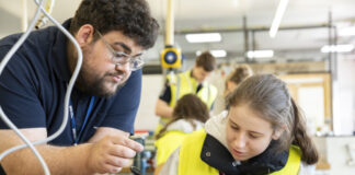 Schülerinnen konnten in verschiedene Berufe hineinschnuppern. Foto: Flughafen Düsseldorf / Caroline Schlüter