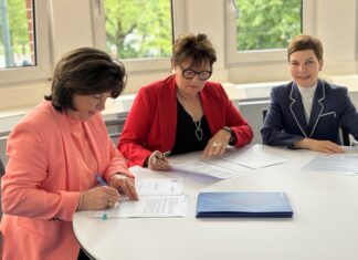 Professorin Beate Wiemann, Hauptgeschäftsführerin Bauindustrieverband NRW, Gabriele Willems, Geschäftsführung BLB NRW und Heike Blohm-Schröder, Geschäftsbereichsleiterin Baumanagement und Justizvollzug BLB NRW. Foto: Bauindustrie NRW