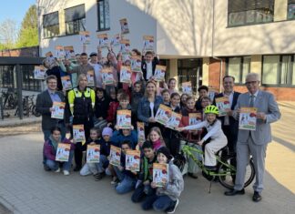 Schülerinnen und Schüler der vierten Klasse aus der Gemeinschaftsgrundschule Gruiten mit Schulleiter Marcus Weikämper, Sabrina Berten (Kreispolizeibehörde, Verkehrsunfallprävention), Bürgermeisterin Bettina Warnecke, Sascha Becker, Vorsitzender der Kreisverkehrswacht und Landrat Thomas Hendele. Foto: Kreisverkehrswacht