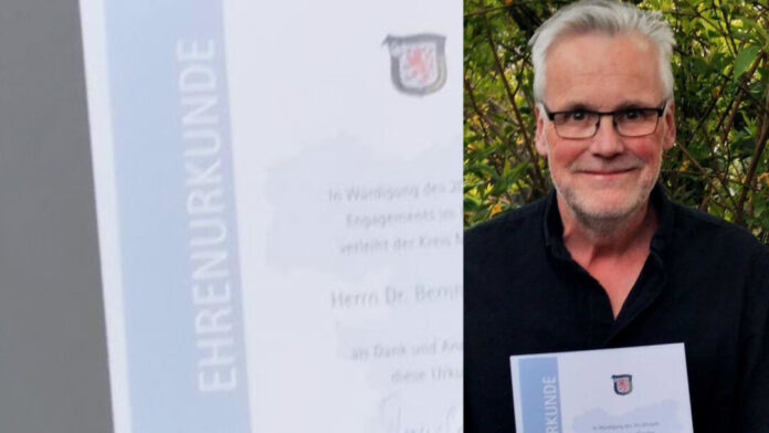 Grüne Ehrung Der stellvertretende Fraktionssprecher Bernhard Ibold freut sich über die Auszeichnung für 20 Jahre Mitgliedschaft im Kreistag. Foto: privat