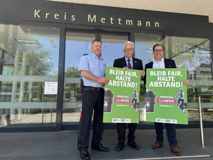 Heiner Mies (Leiter der Direktion Verkehr der Kreispolizeibehörde Mettmann), Landrat Thomas Hendele und Sascha Becker (Vorsitzender der Kreisverkehrswacht). Foto: Kreis Mettmann