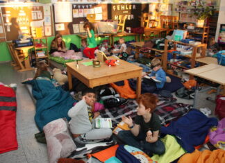 In der Schule übernachten und mit gute Geschichten einschlafen - daran erinnern die Kinder sich lange. Foto: privat