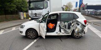 Der Blechschaden an dem in den Unfall verwickelten VW Polo. Foto: Polizei