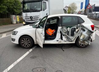 Der Blechschaden an dem in den Unfall verwickelten VW Polo. Foto: Polizei