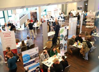 Die Industrie- und Handelskammer hatte in Velbert ein "Speed dating" organisiert, um Unternehmen und Schüler zusammenzubringen. Foto: Volkmann