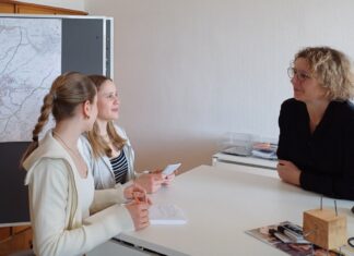 Luisa und Laetitia interviewen Bürgermeisterin Sandra Pietschmann Foto: Kreisstadt Mettmann