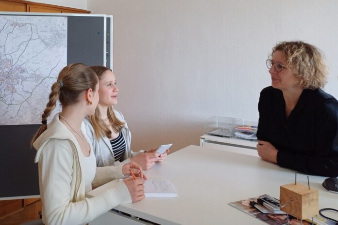 Luisa und Laetitia interviewen Bürgermeisterin Sandra Pietschmann Foto: Kreisstadt Mettmann